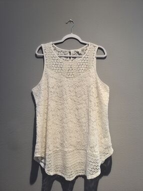 Lace-Trim Sleeveless Blouse in Cream